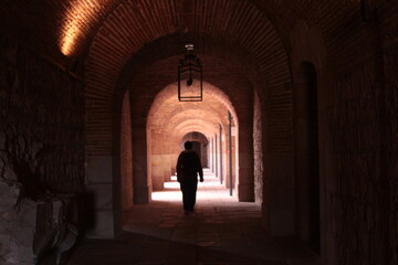Caminando en los pasillos del castillo