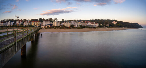 Fototapeta premium Bansin am frühen Morgen als Panorama