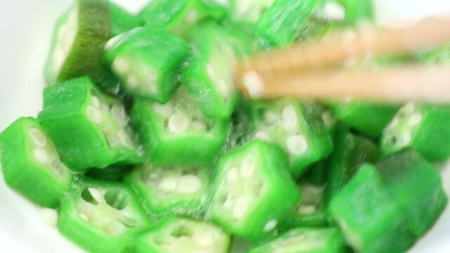 オクラ粘り混ぜる寄り２