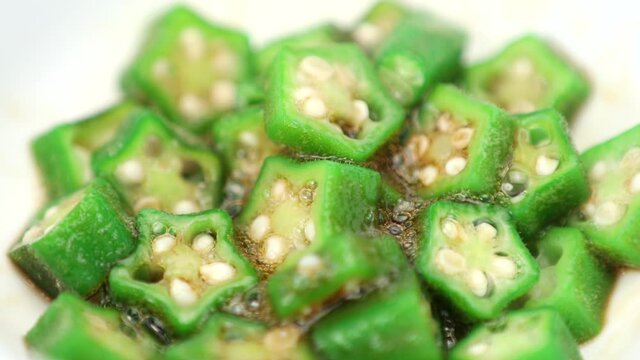 器に入った醤油のかかったオクラを回転