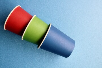 紙コップ　赤　青　緑