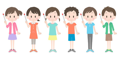 ポインターなどを持つ子供達