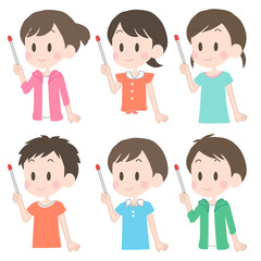 ポインターなどを持つ子供達