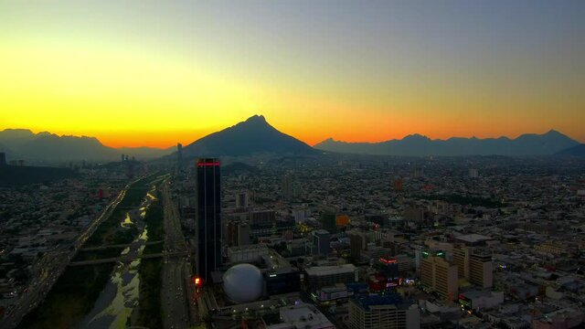 Atardecer en monterrey volando desde el centro