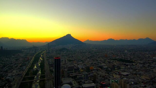 Atardecer Regiomontano desde el aire del centro de Monterrey