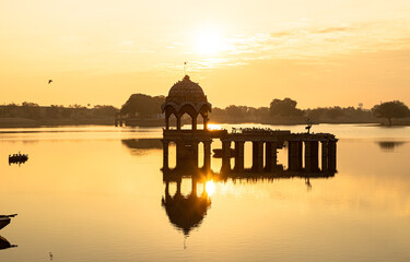 Obraz premium sunrise view of Ancient architecture ruins at Gadi Sagar (Gadisar) lake Jaisalmer, Rajasthan 