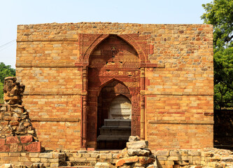 Image of a well designed entrance to Mosque in ancient India