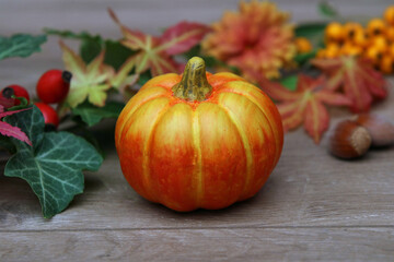 Kürbis mit Herbstlaub