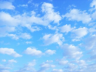 秋　千切れ雲　背景イメージ