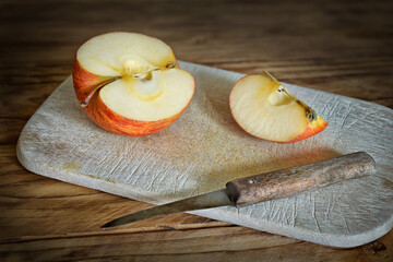 Apfel auf Holzbrett