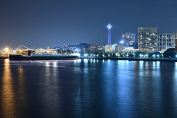 Fototapeta na wymiar 氷川丸とマリンタワー　夜景