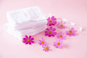 白い清潔なタオルとコスモスの花