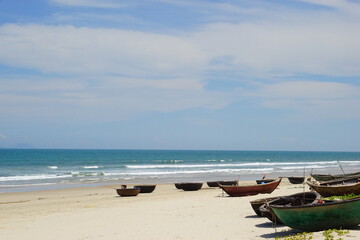 Fototapeta na wymiar アジアのベトナムのリゾートのビーチと小船