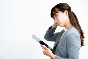 Fototapeta premium タブレットを持って検索する女性