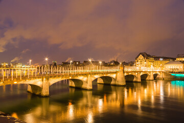 Fototapeta na wymiar スイス　夜のバーゼルのミットラレ橋とライン川