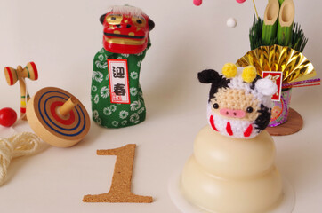 牛のあみぐるみとお正月イメージ