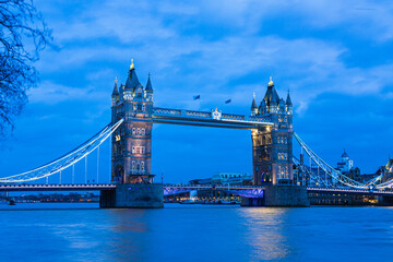 Fototapeta na wymiar イギリス　ライトアップされたロンドンのタワーブリッジ