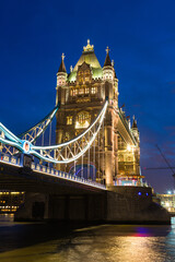 Fototapeta na wymiar ライトアップされたロンドンのタワーブリッジ 