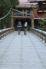 walking hikers on the bridge @kamikochi / 吊り橋を渡るハイカーの後ろ姿 ＠河童橋, 初冬の上高地