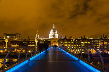 Naklejka premium イギリス ロンドンのライトアップされたセント・ポール大聖堂とミレニアム・ブリッジ