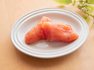 白いお皿に盛った1本の辛子明太子　生食用