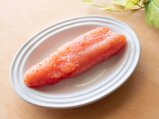 白いお皿に盛った1本の辛子明太子　生食用