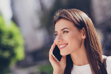 Photo portrait of girl smiling talking on phone outdoors