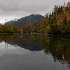 Fototapeta na wymiar autumn colors in the mountains by the lake