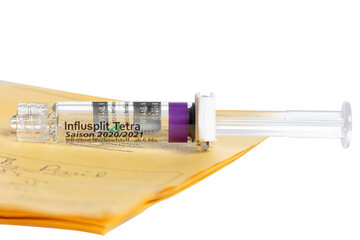 Grippeschutzimpfung Spritze mit Impfheft zur Impfbescheinigung gegen Grippe - Covid 19 Corona