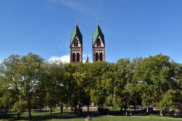 Fototapeta na wymiar Türme der Herz-Jesu-Kirche in Freiburg