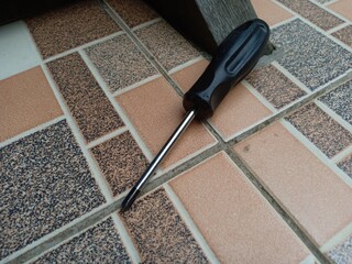 a screwdriver that has a black hinge