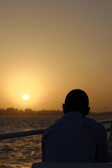 Fototapeta premium Voyage en bateau au crépuscule