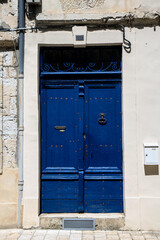 altes haus mit alter blauer tür