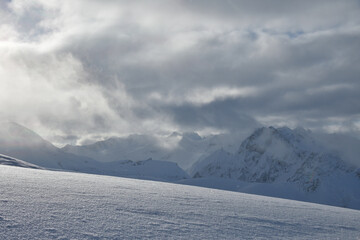 Schneebedeckte Berge in den Alpen nach einem Schneesturm