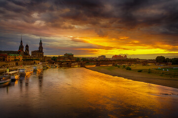 Fototapeta premium Dresden Sachsen Frauenkirche Elbe Sachsen Brühlsche Terrasse Sonnenuntergang