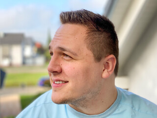 Obraz premium Unshaven young man looking up watching