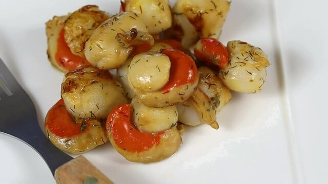 tas de saint-jacques cuisin&eacute; au safran et aneth