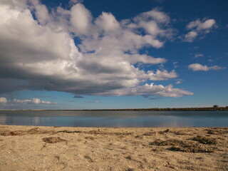 Photo big thick clouds in the sky above a pond