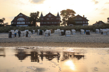 Abendstimmung am Ostseestrand; Strand mit historischen Strandvillen im Seebad Bansin (Insel Usedom)