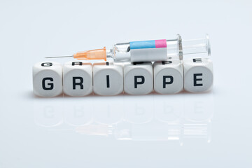 Grippe Impfen, Spritze auf Würfel