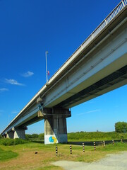 初秋の江戸川に架かる上葛飾橋風景