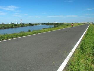江戸川左岸のサイクリング道路から見た秋の江戸川風景