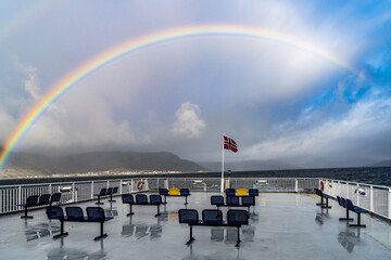 Tęcza nad Ofotfjordem, widok z promu na Lodingen