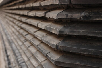 重ねられた瓦