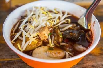 boiled Chinese pasta square In the bowl.