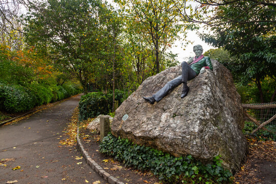 Monument to Oscar Wild in Dublin, Ireland.