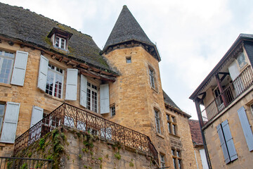 Fototapeta na wymiar Sarlat-la-Canéda. Construction en centre-ville. Dordogne. Nouvelle Aquitaine