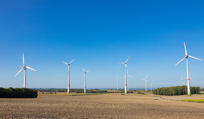 Windpark mit mehreren Windrädern