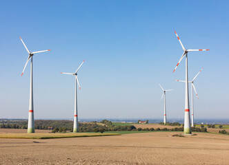 Windpark mit mehreren Windrädern