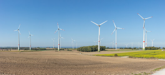 Panorama einer Landschaft mit Windrädern
